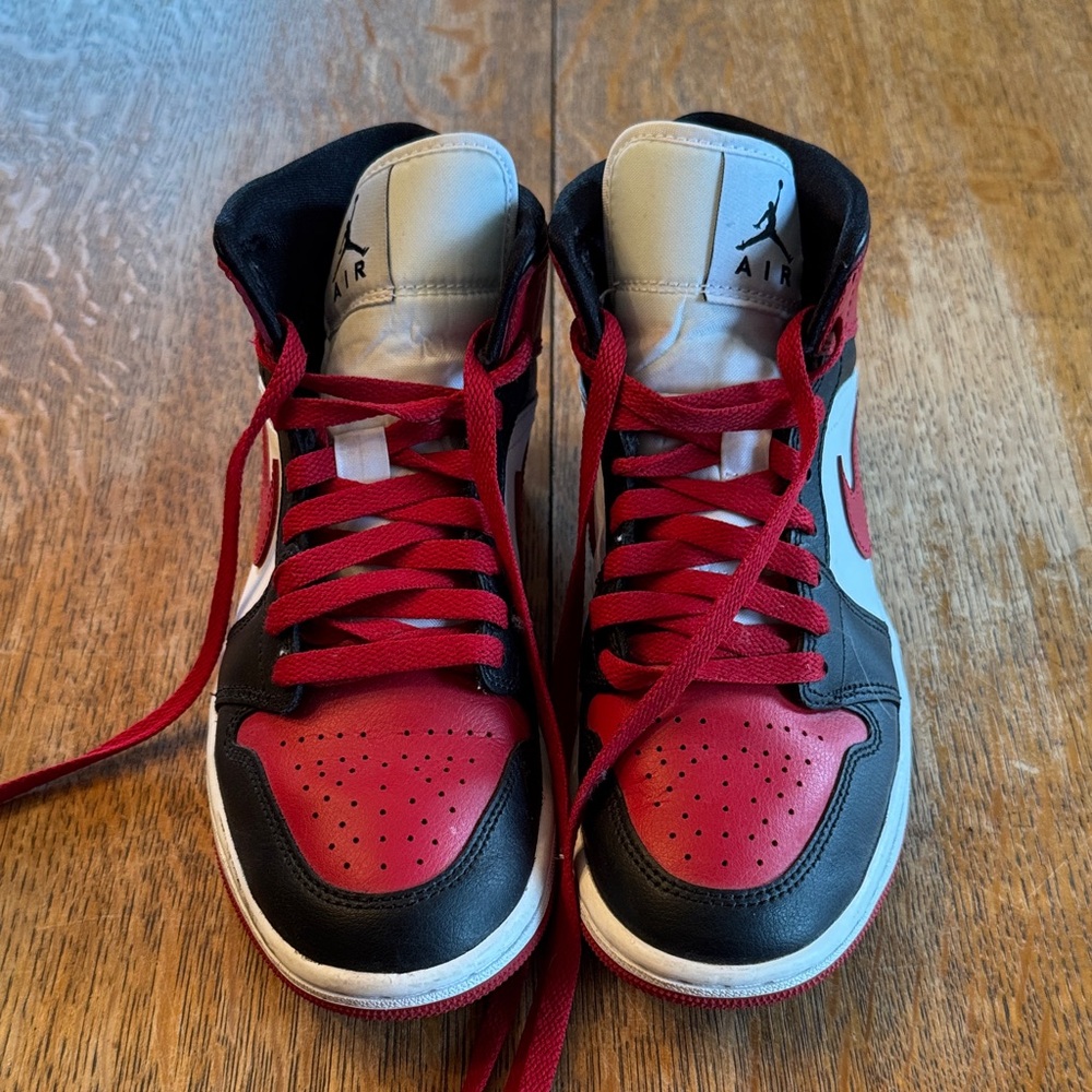 Jordan Air sneaker in red, black and white